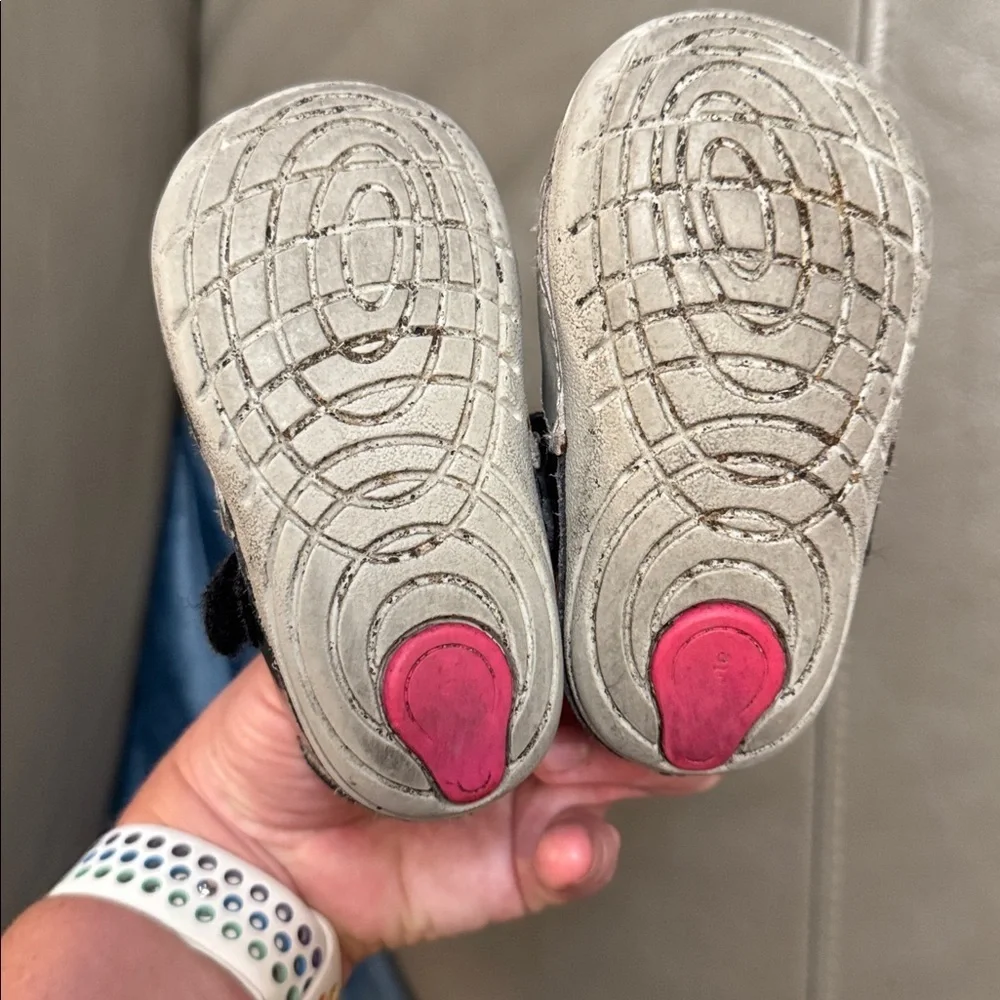Stride Rite Black and Silver Girl’s Mary Jane shoes size 5